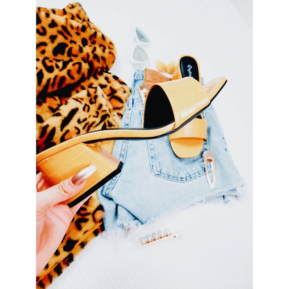 Price firm!Cutie Pie yellow croc print mule sandal - Picture 3 of 7